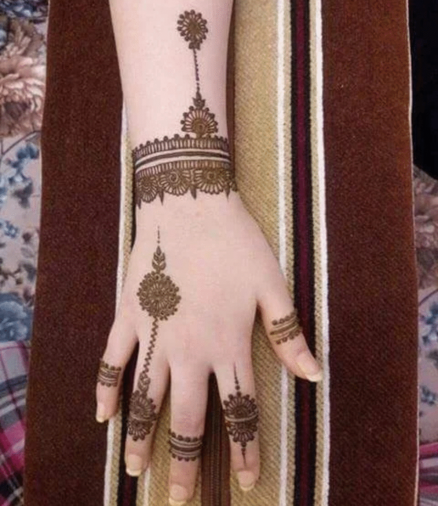 Easy short mehndi design