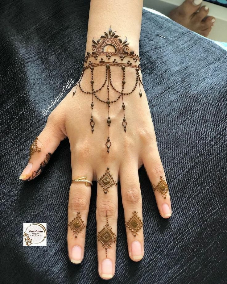 Heart fancy mehndi design