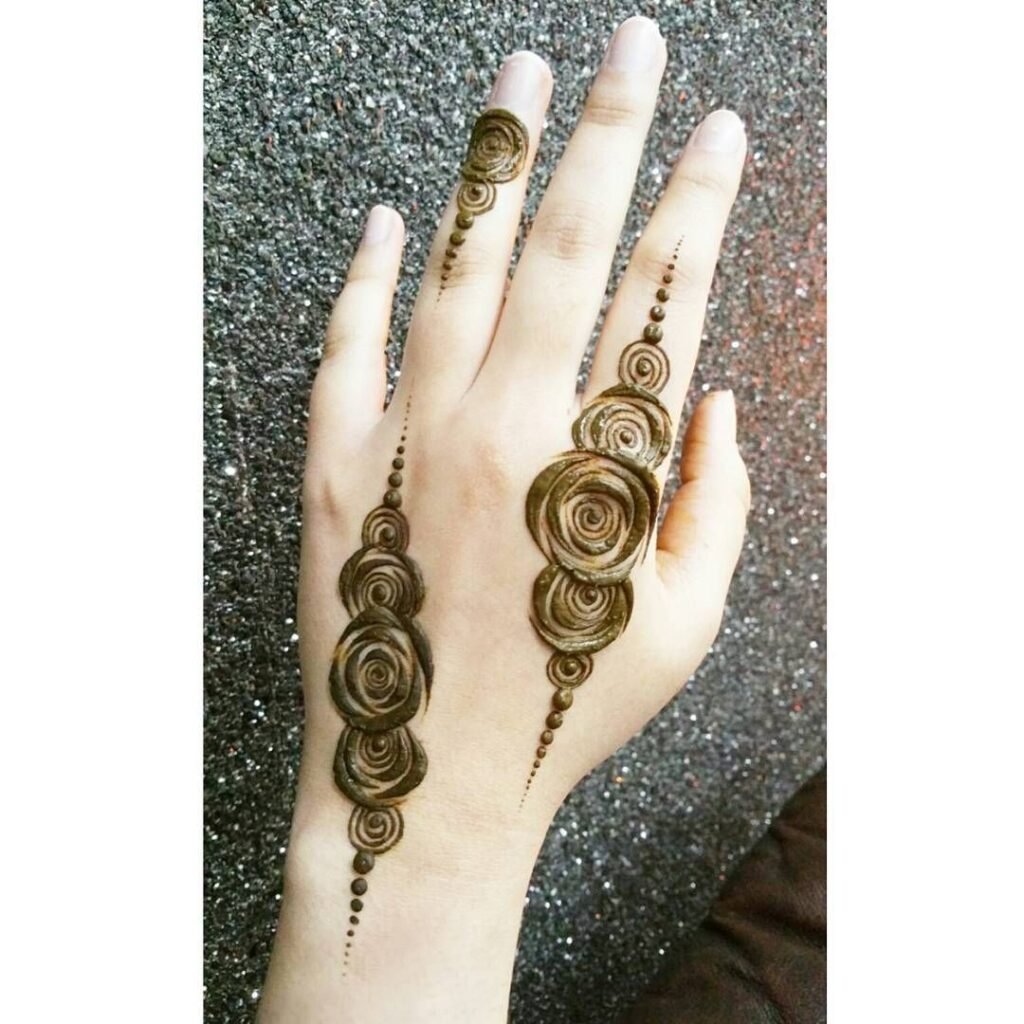 Minimal fancy mehndi design