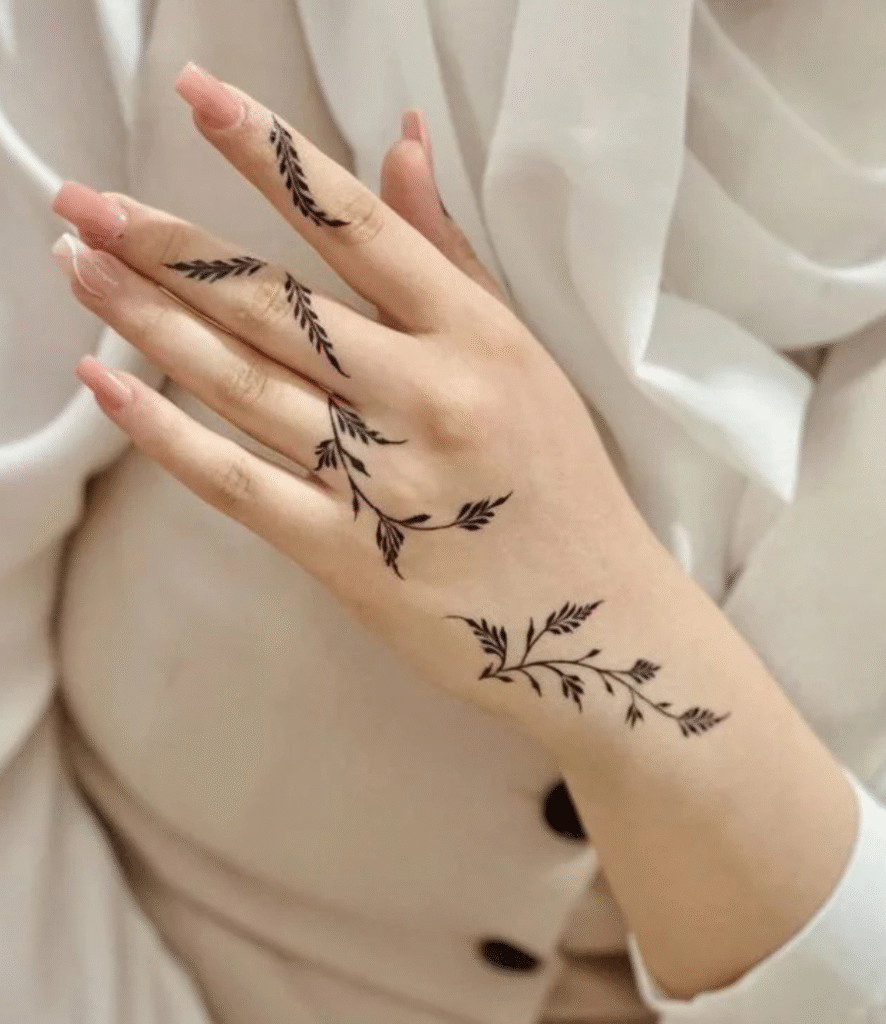 SWEET SHORT MEHNDI DESIGN