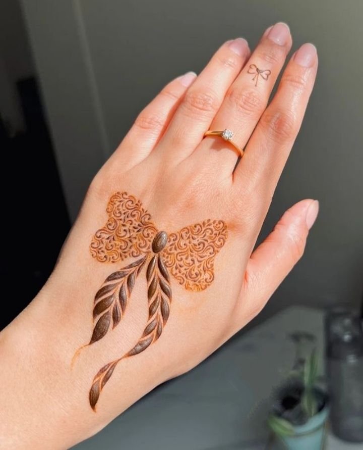 aesthetic-butterfly-mehndi-design-back-hand
