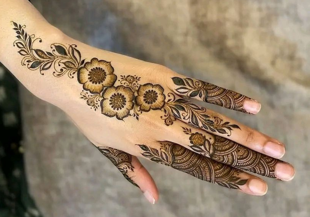 aesthetic-circle-mehndi-design-front-hand
