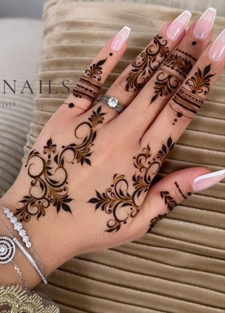 aesthetic floral mehndi design
