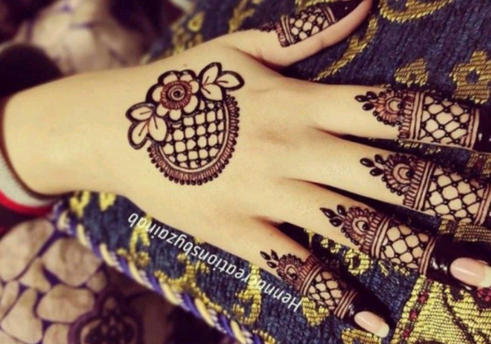 circle-mehndi-design-at-back