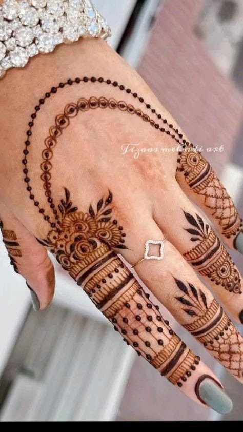 decent-left-hand-mehndi-design
