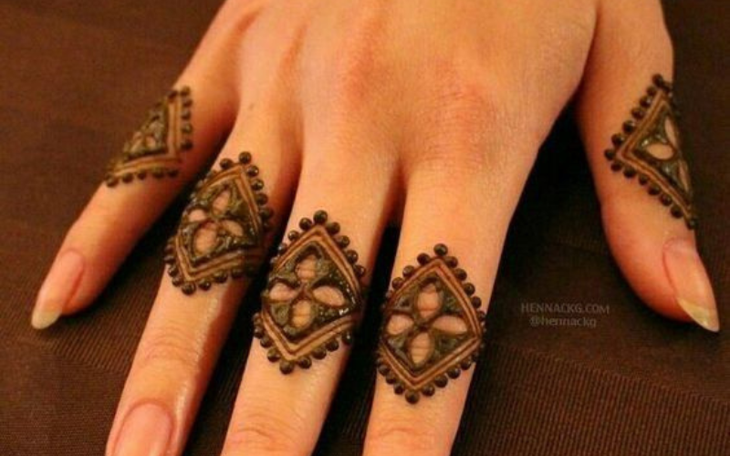 flower-finger-mehndi-design