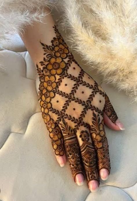 pretty-left-hand-mehndi-design
