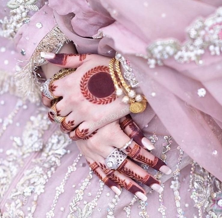 BRIDE TICKY MEHNDI DESIGN