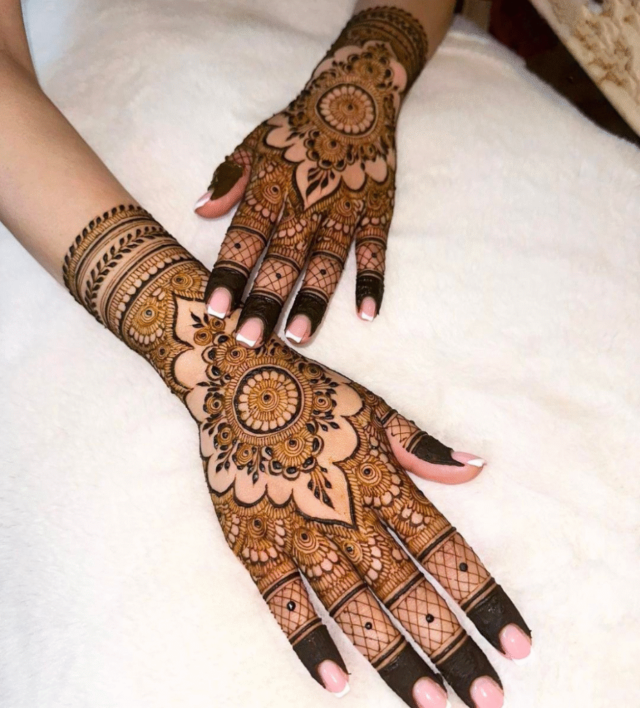 heavy mehndi for bride sister