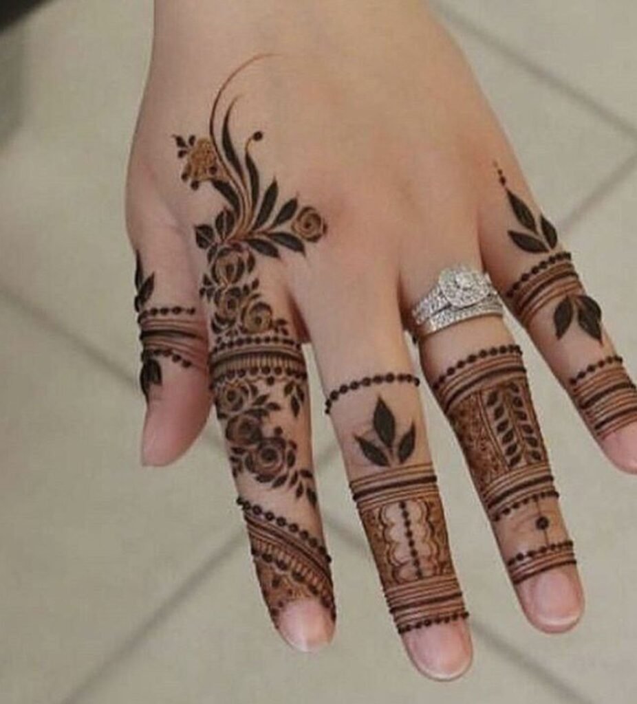 Minimalist Royal Tips (Small, Delicate Motifs for a Clean Aesthetic)