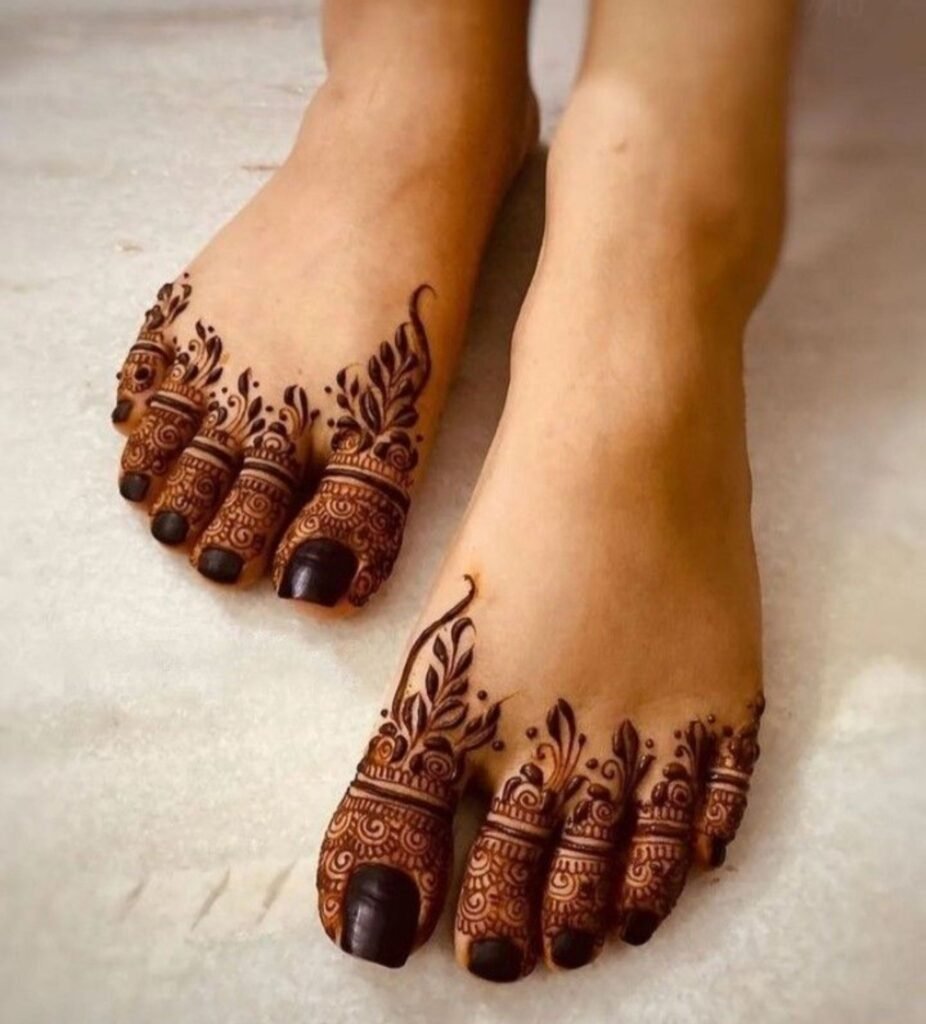 Modern Toe Accent Mehndi with Elegant Negative Space Details
